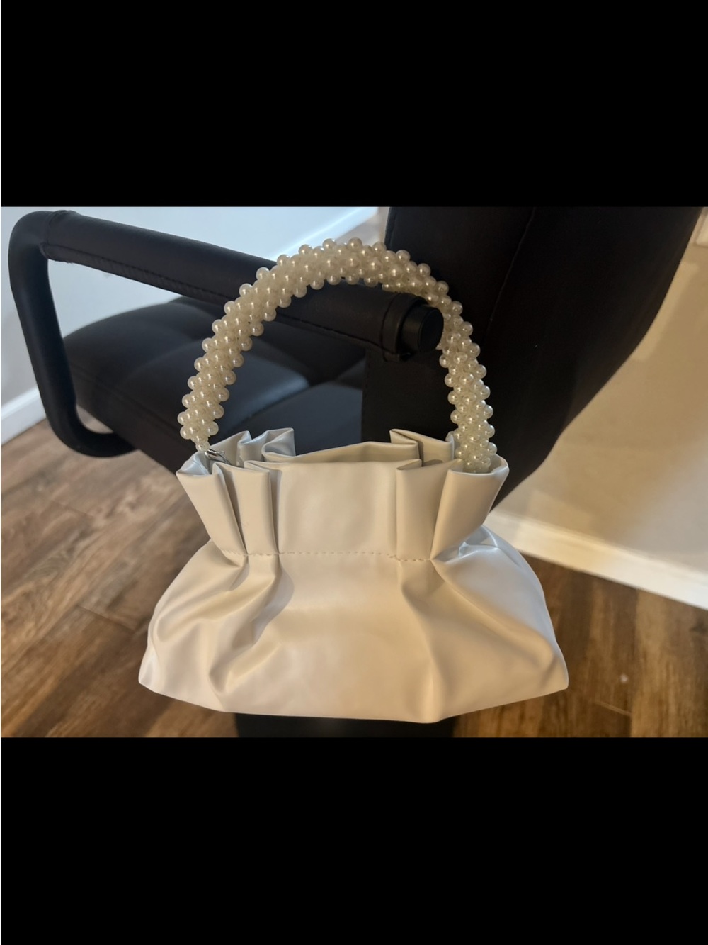 Elegant White Pearl-Handle Women’s Handbag